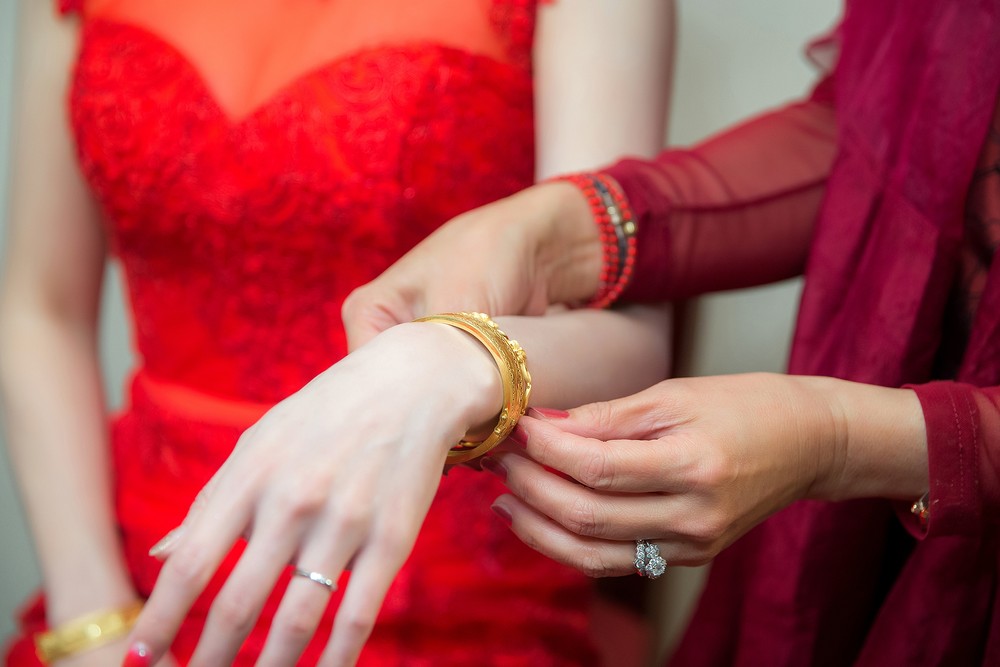 新娘配戴黃金手鐲