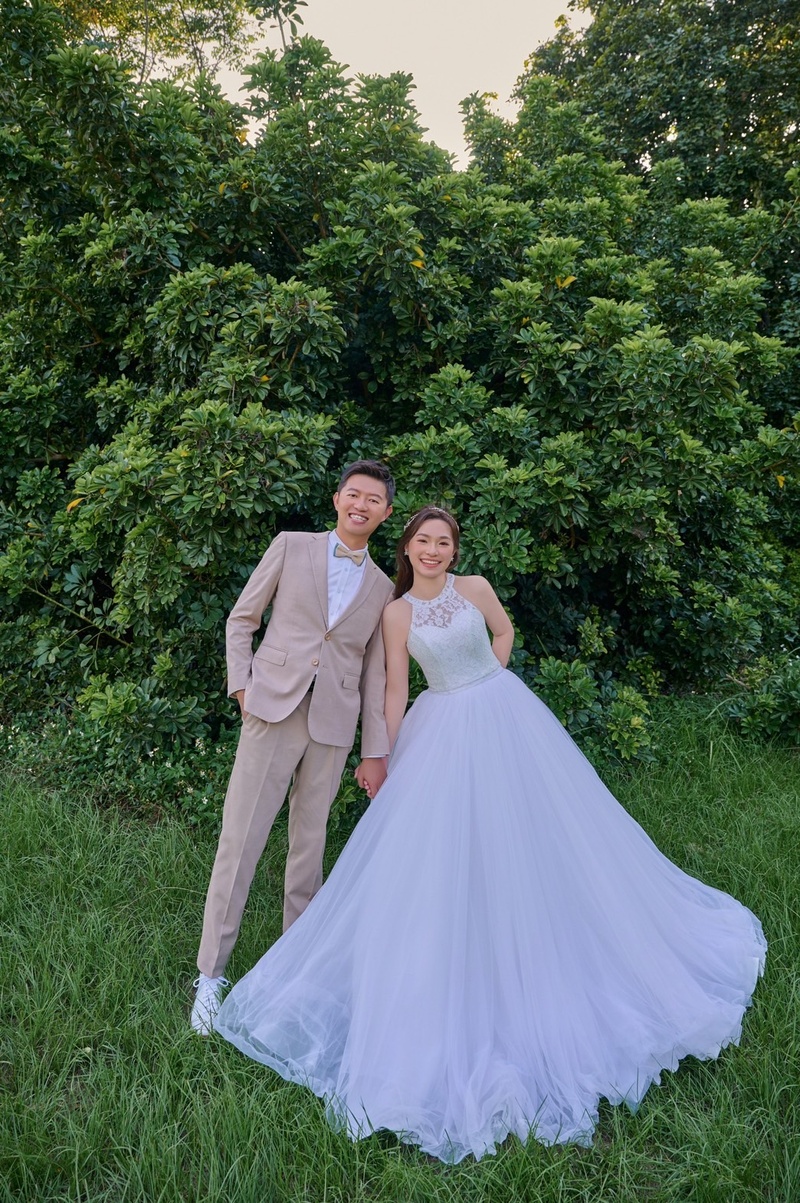 女攝影師 推薦 比堤婚紗 推薦客人：Roger＆Lisa 繞頸白紗
