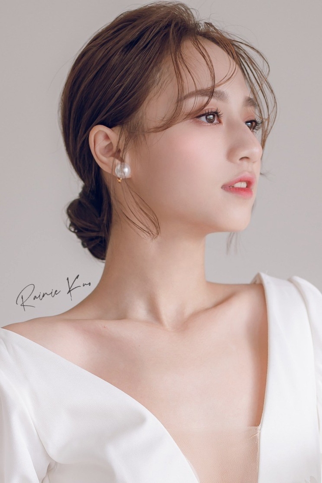 新娘配戴珍珠耳環