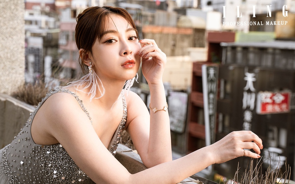 新娘配戴流蘇耳環