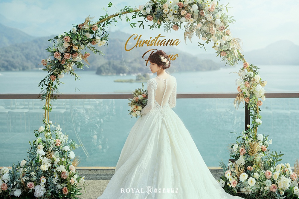 新娘站在婚禮場地的打卡區