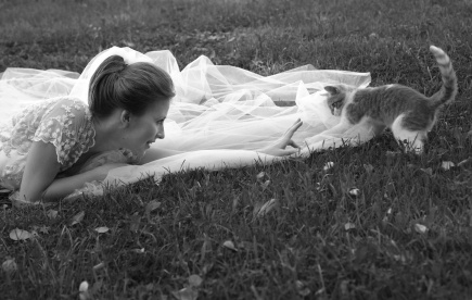 Beautiful bride and kitten in park