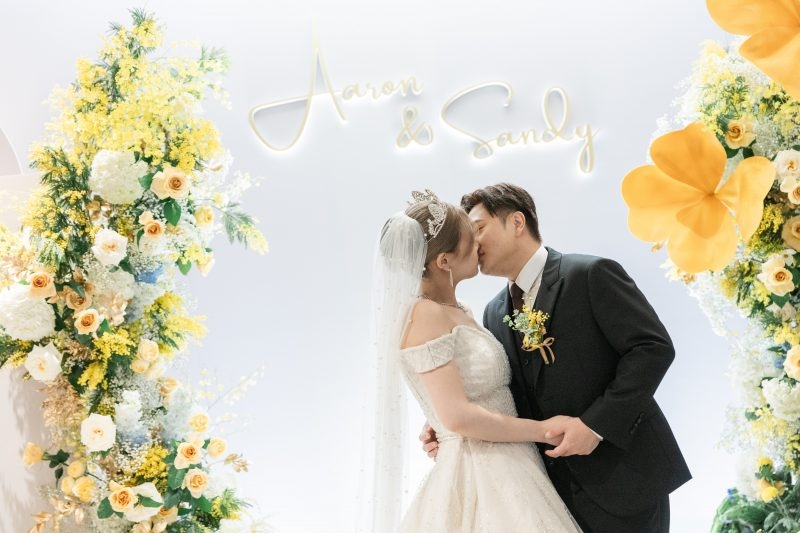 新人完成婚禮準備流程，在婚禮現場甜蜜親吻，展現婚禮籌備與結婚準備的完美成果