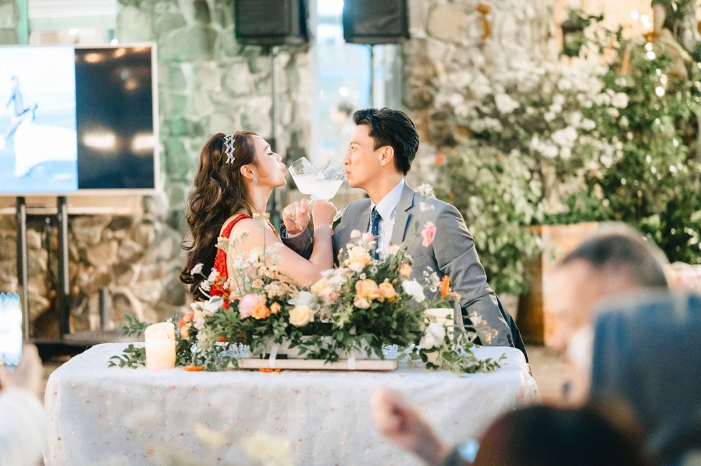 在簡單婚禮敬酒