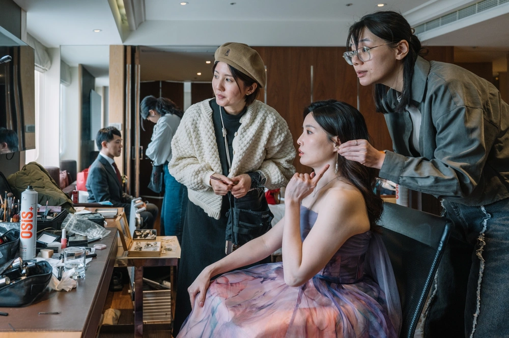 新娘正在挑選新娘飾品