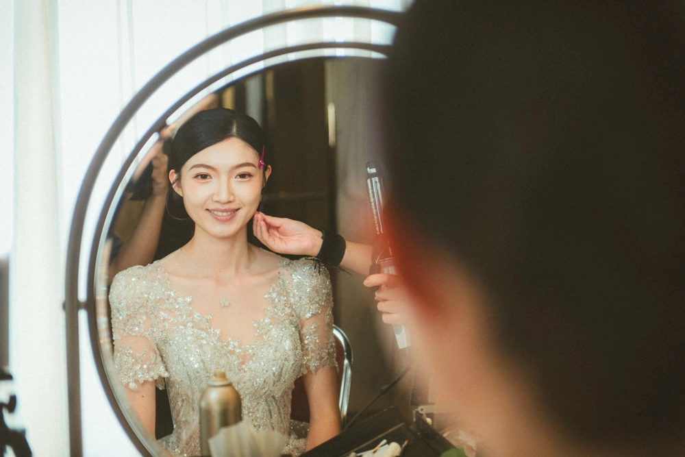 新娘剛戴上新娘飾品