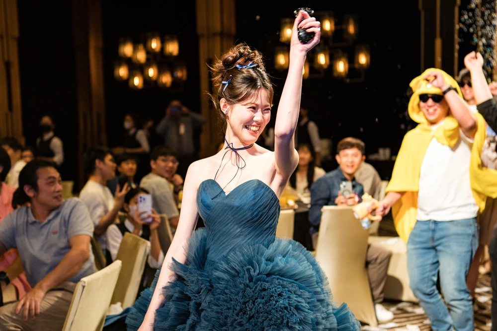 配戴新娘飾品快樂的新娘