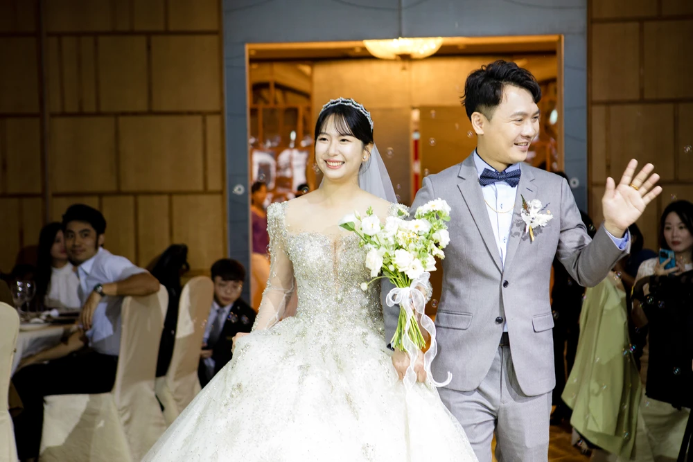 配戴美麗飾品進場的新娘