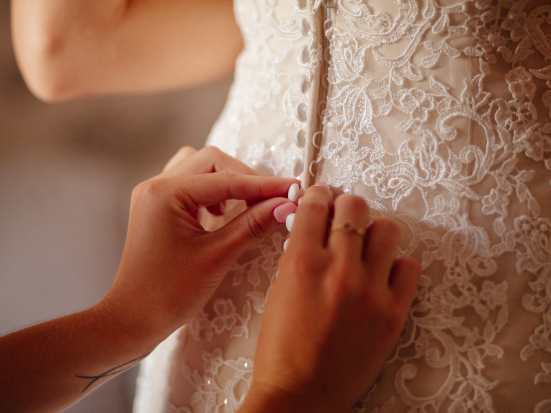 試穿婚紗禮服的新娘