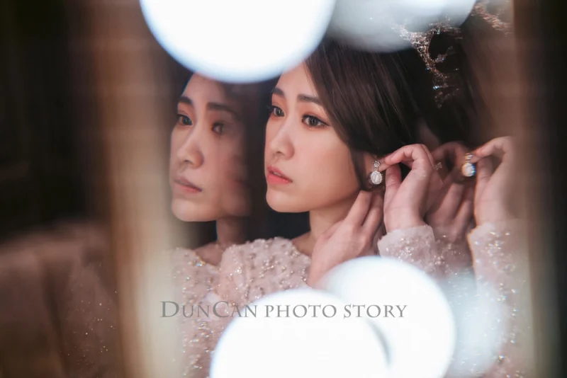 新娘配戴圓形耳飾