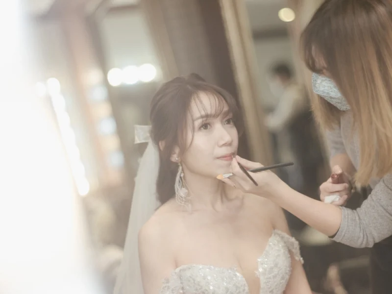 新娘配戴長條型耳飾