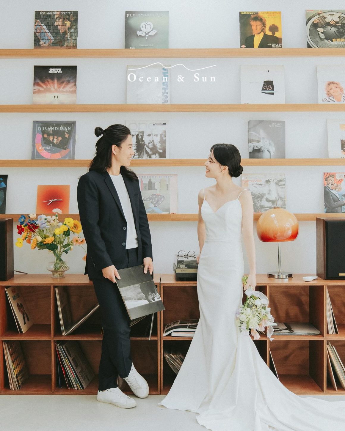 在書櫃前相視而笑